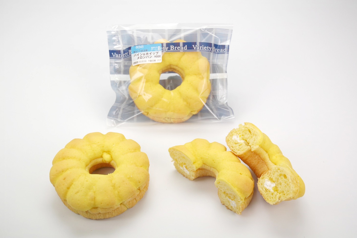 チームBとのコラボ商品「パイン＆ホイップメロンパン」（7月15日から販売開始）。