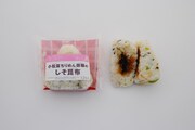 チームAとのコラボ商品「小松菜ちりめん御飯のしそ昆布おむすび」（7月8日から販売開始）。
