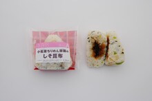 チームAとのコラボ商品「小松菜ちりめん御飯のしそ昆布おむすび」（7月8日から販売開始）。