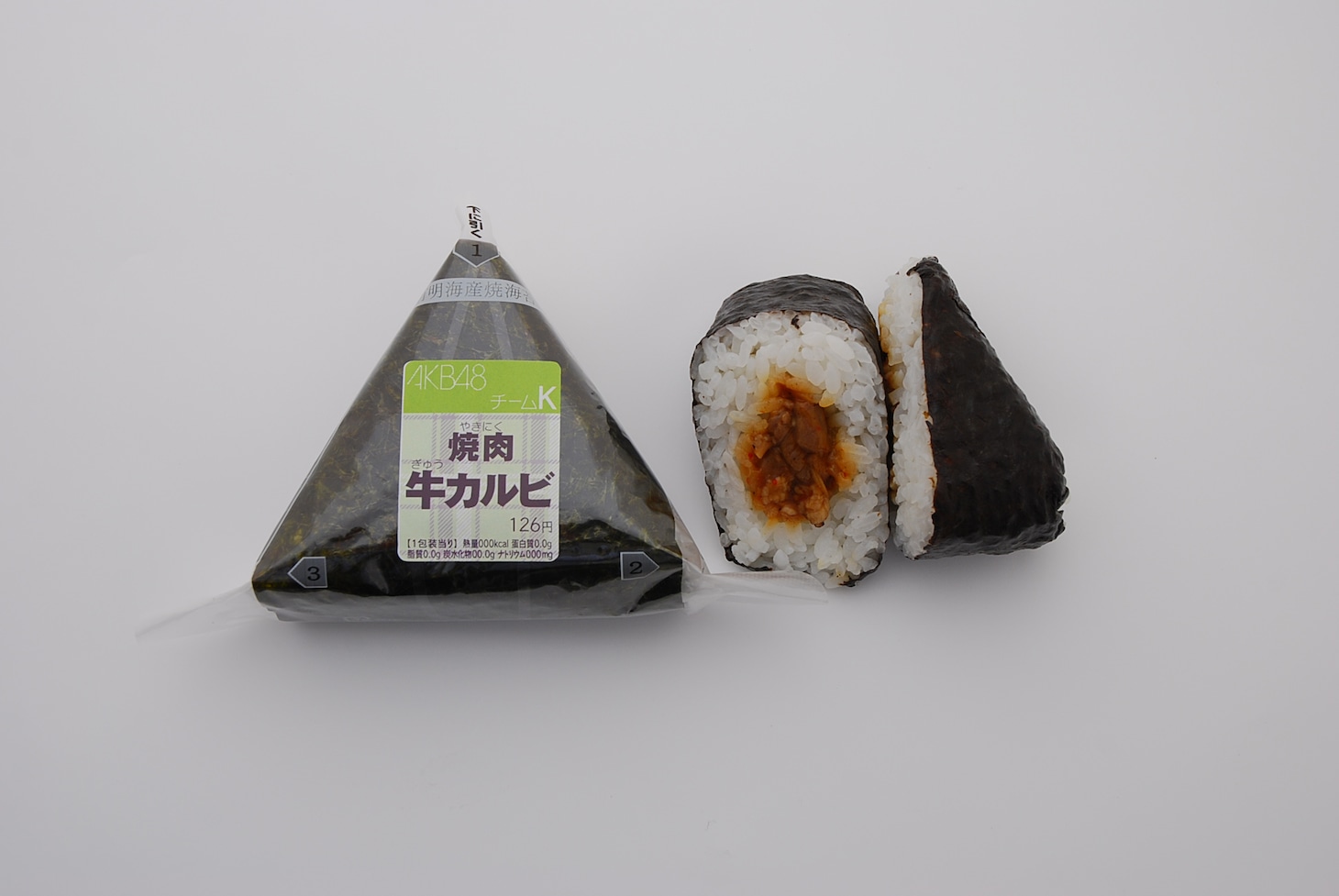 チームKとのコラボ商品「手巻おにぎり 焼肉牛カルビ」（7月15日から販売開始）。