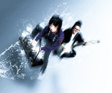 Paraele Stripes。写真左からMARS（Vo,B,Programming）、松下敦成（G,Cho）。