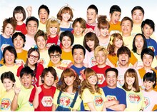 シングル「僕らには翼がある～大空へ～」を歌ったヘキサゴンオールスターズ（写真）は、人気芸能人34名で構成。