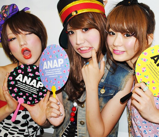 ANAPを訪問したCOSMETICSの3人。