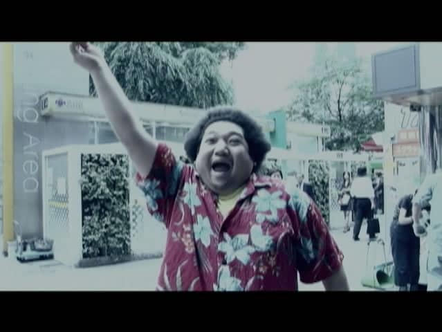 「Don't Stop The Music (young soul version)」のビデオクリップのワンシーン。中央の男性が先導的な役割を担当。