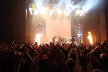 新曲「Born to be free」を4回演奏したYOSHIKIは、「ドラムを叩きすぎて首が痛い！」とコメント。