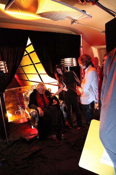 スタン・リー（写真左）はX JAPANのビデオクリップにも出演。このPVではYOSHIKI自らが監督を務め、スタン・リーに撮影のディレクションをした。