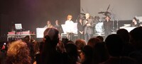 ステージ上でスピーチをする、グラミー財団会長のニール・ポートナウ。なお、YOSHIKIは「YOSHIKI FOUNDATION AMERICA」設立にあたり、「GRAMMY FOUNDATION」「St.Vincent Meals on Wheels」「Make-A-Wish of America」それぞれに寄付した。