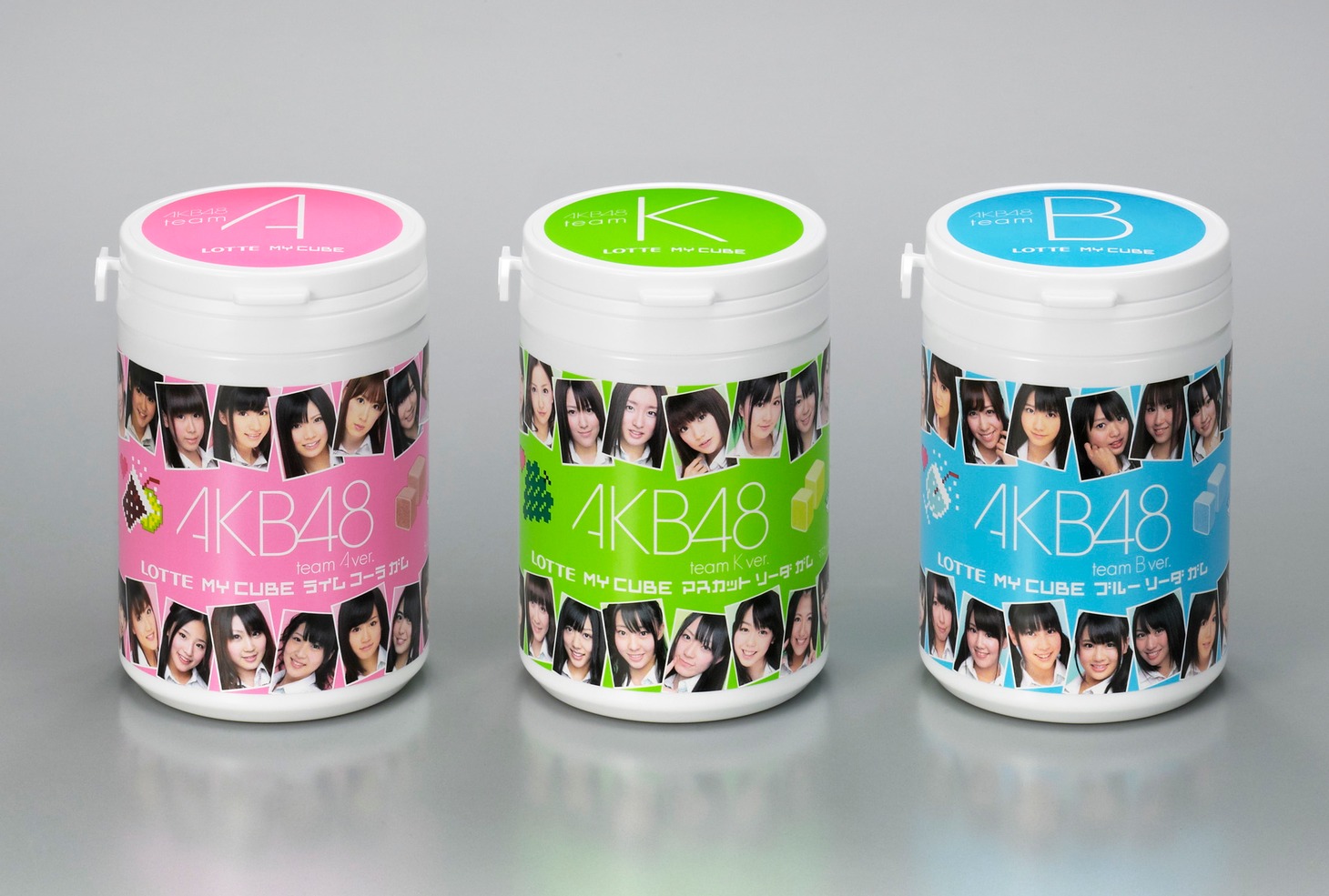 写真はロッテマイキューブAKB48オリジナルボトル」のパッケージ。左からライムコーラ（チームA）、マスカットソーダ（チームK）、ブルーソーダ（チームB）。