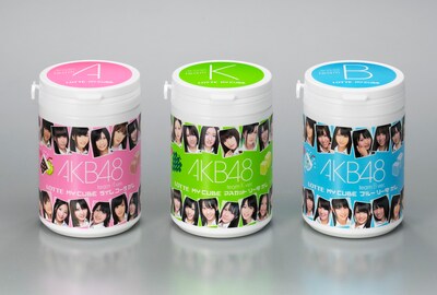 写真はロッテマイキューブAKB48オリジナルボトル」のパッケージ。左からライムコーラ（チームA）、マスカットソーダ（チームK）、ブルーソーダ（チームB）。