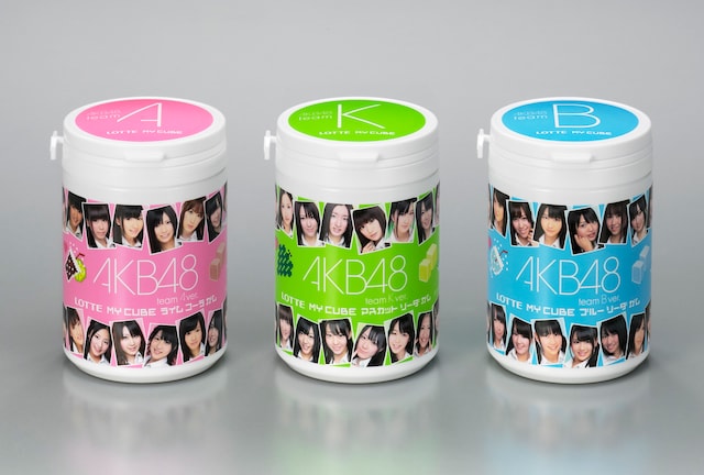 写真はロッテマイキューブAKB48オリジナルボトル」のパッケージ。左からライムコーラ（チームA）、マスカットソーダ（チームK）、ブルーソーダ（チームB）。