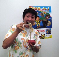 アロハシャツ姿で大好きなそばをすすりまくるふっくん布川。