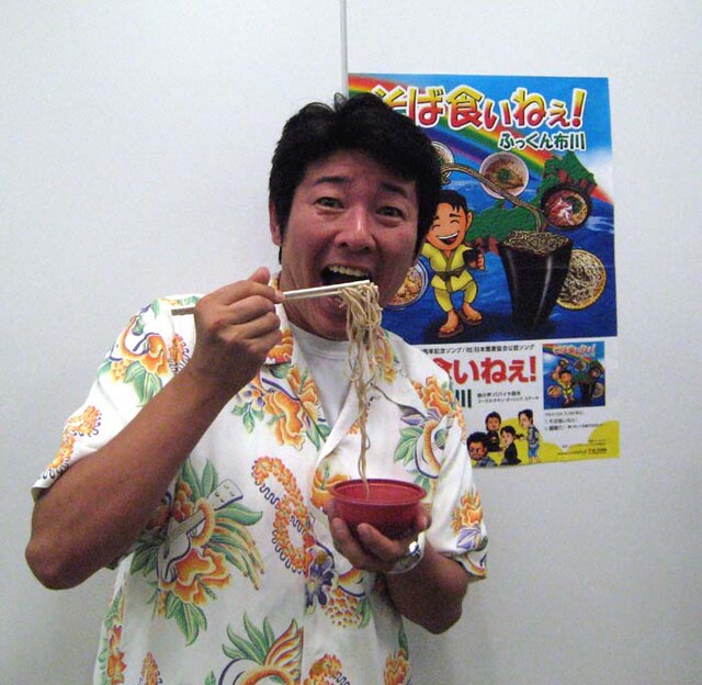 アロハシャツ姿で大好きなそばをすすりまくるふっくん布川。