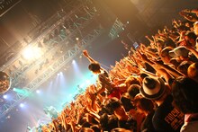 写真は本日7月2日東京SHIBUYA-AXで行われたミドリのワンマンツアー「新世界ツアー」の模様。最新アルバム「shinsekai」と同様に「鳩」から始まる全15曲を披露し、まさにミドリの新世界を感じさせるステージングで観客を魅了した。