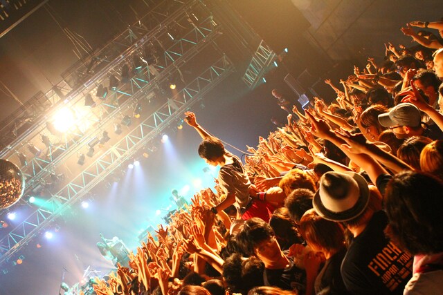 写真は本日7月2日東京SHIBUYA-AXで行われたミドリのワンマンツアー「新世界ツアー」の模様。最新アルバム「shinsekai」と同様に「鳩」から始まる全15曲を披露し、まさにミドリの新世界を感じさせるステージングで観客を魅了した。