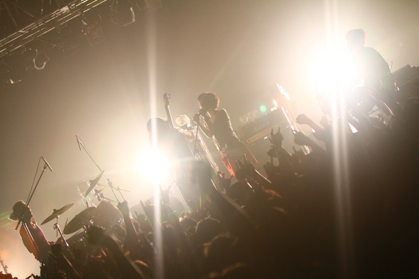 写真は本日7月2日東京SHIBUYA-AXで行われたミドリのワンマンツアー「新世界ツアー」の模様。今回のライブでは途中で後藤まりこが倒れた観客を救う場面もあった。