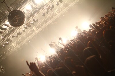 写真は本日7月2日東京SHIBUYA-AXで行われたミドリのワンマンツアー「新世界ツアー」の模様。鳴り止まない拍手の中、アンコールでは「あんたは誰や」「POP」を披露。前回のAX公演に続き、PA卓に登り歌い、観客にダイブ。観客の上を転がりながらステージに戻る衝撃的なラストでツアーファイナルは幕を閉じた。