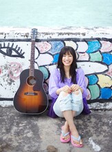 現在は歌手活動の傍ら大学に通う現役女子大生でもあるmiwa。