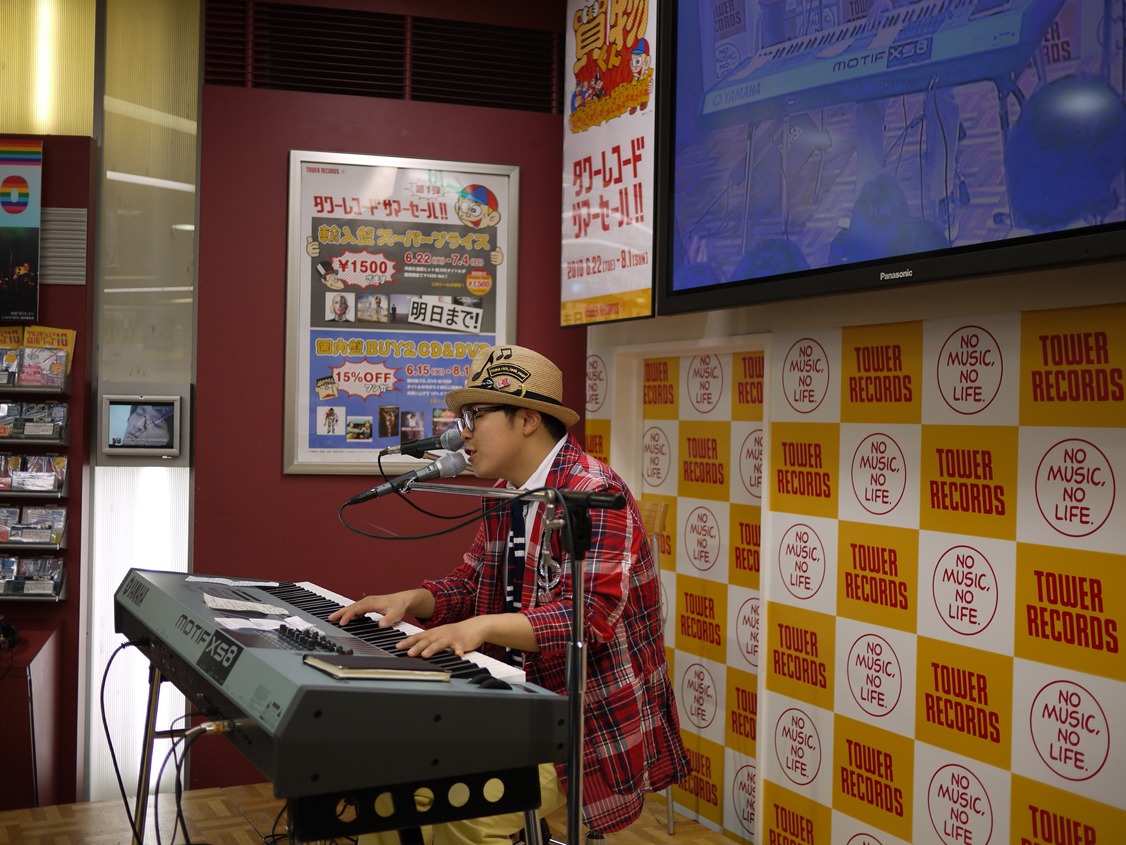 タワーレコード店内に透明感のある歌声を響かせ、偶然居合わせた買い物客も惹きつけたさかいゆう（撮影：竹村充史）。