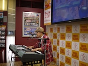 タワーレコード店内に透明感のある歌声を響かせ、偶然居合わせた買い物客も惹きつけたさかいゆう(撮影:竹村充史)。