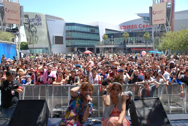 終演後には現地の観客とともに記念撮影を行ったRSP。