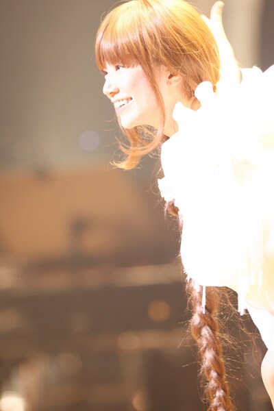 ニューシングルとなる「2人のストーリー」はツアー中の9月15日にリリース。