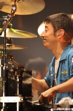 崎山龍男（Dr）（photo by 内藤順司）