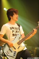 田村明浩（B）（photo by 内藤順司）