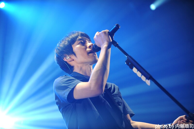 写真は6月28日の東京公演での草野マサムネ。ツアーは7月16日の京都会館第一ホール公演をもって終了する予定となっている。（photo by 内藤順司）