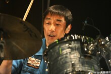 崎山龍男（Dr）（photo by 内藤順司）