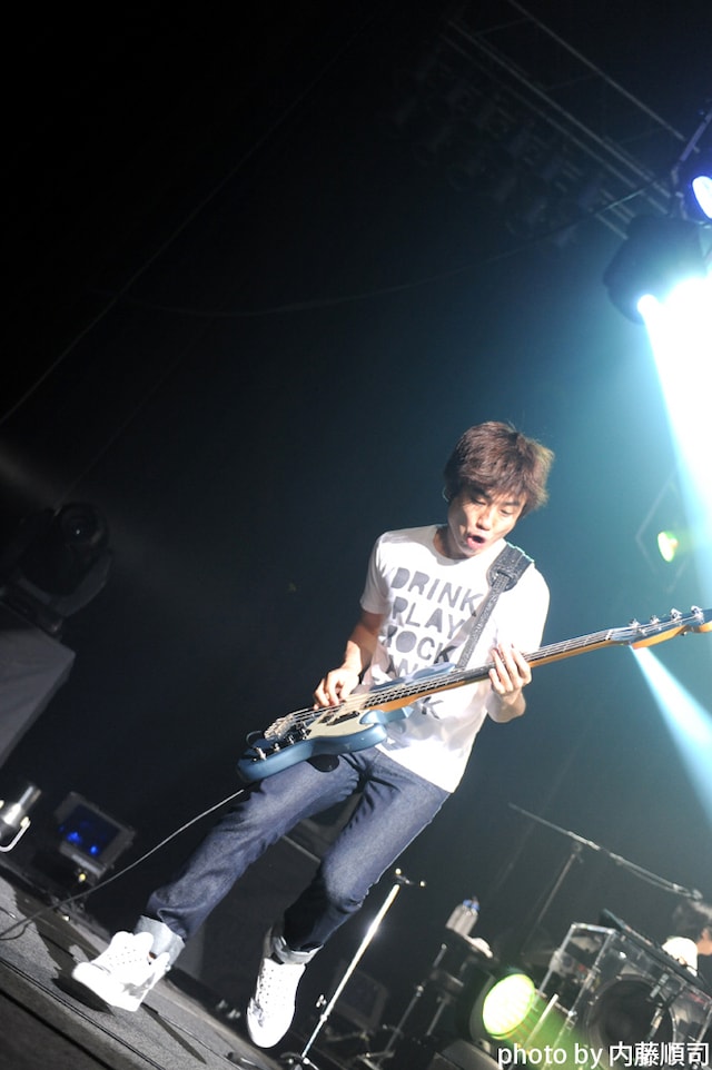 田村明浩（B）（photo by 内藤順司）