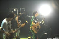 写真は6月28日の東京公演の様子。この日は「富士サファリパーク」CMソングやアニメ主題歌「キン肉マンGo Fight!」を即興で歌ったり、ジャパネットたかたの社長のモノマネを披露したりと、マサムネのMCも絶好調だった。（photo by 内藤順司）