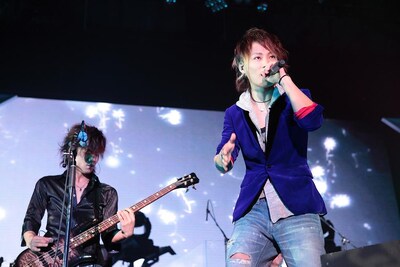今年デビュー5周年、バンド結成10周年を迎えたUVERworld。集まったファンに対しTAKUYA∞は「今日を最高の夜にしよう！」と呼びかけ、大いに盛り上げた（写真は昨日7月4日のライブの模様）。