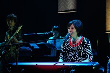 この日のバンドは斉藤誠（Ｇ）や角田俊介（Ｂ/写真左）、片山敦夫（Key/後方）らサザンやソロワークでお馴染みのメンバーで構成。最後のバンド紹介では斉藤を紹介し忘れるという原坊の天然ボケも炸裂した。