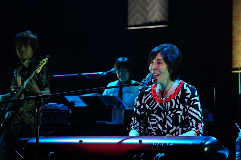 この日のバンドは斉藤誠（Ｇ）や角田俊介（Ｂ/写真左）、片山敦夫（Key/後方）らサザンやソロワークでお馴染みのメンバーで構成。最後のバンド紹介では斉藤を紹介し忘れるという原坊の天然ボケも炸裂した。