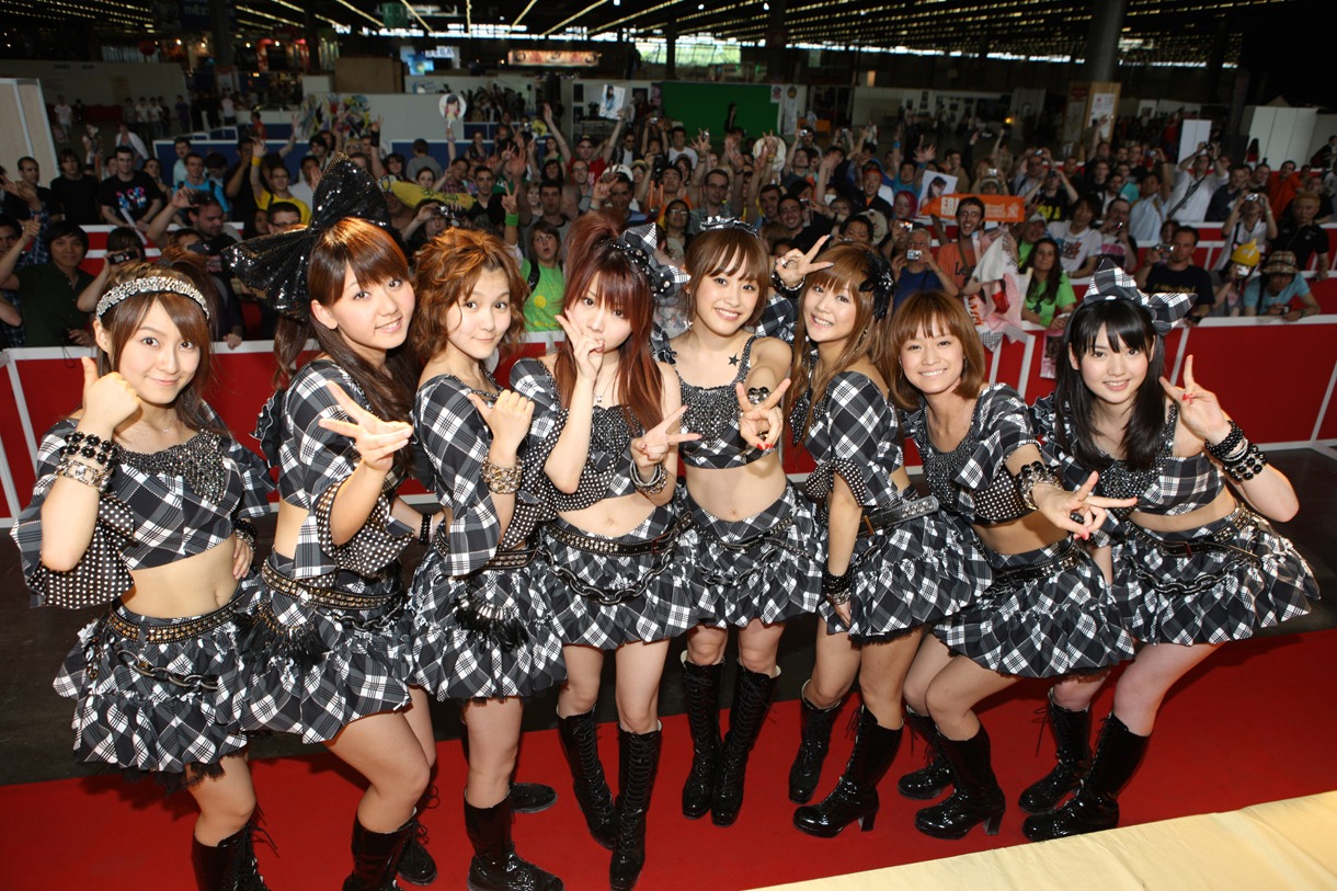 「JAPAN EXPO 2010」会場を回るモーニング娘。の8人。