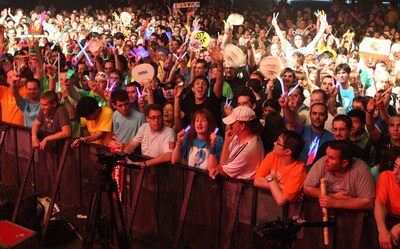 サイリウムやうちわなどを手に盛り上がる4000人のファン。