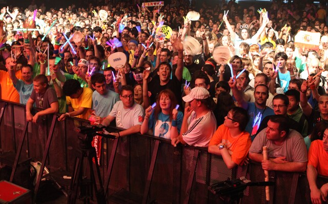 サイリウムやうちわなどを手に盛り上がる4000人のファン。