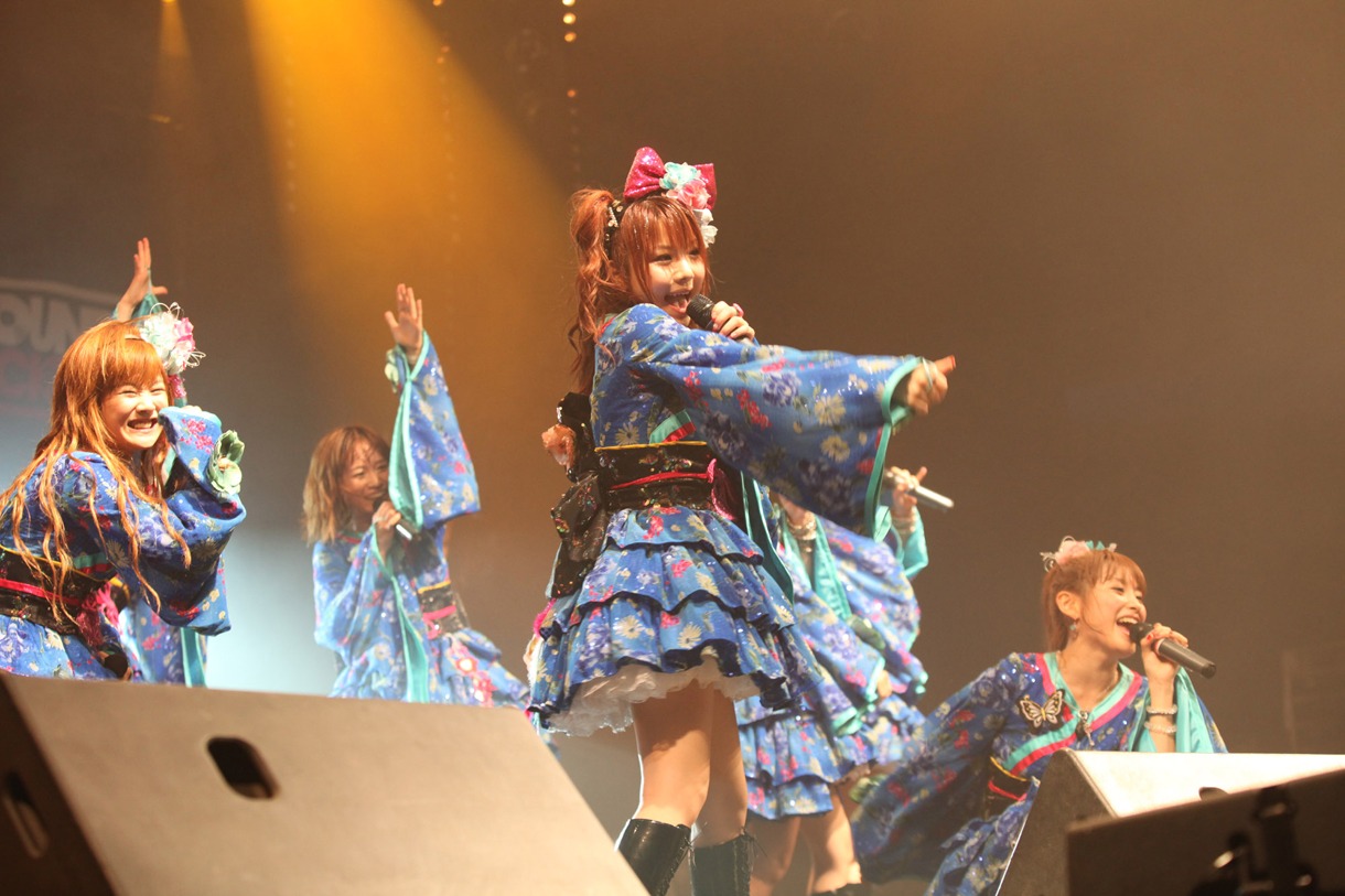 「JAPAN EXPO 2010」ライブステージの様子。熱気あふれるライブの模様は一部「ニコニコ生放送」にて生中継された。