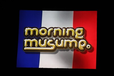 オープニングでは、ステージ上のスクリーンにメンバーと日本の名所を紹介するVTRが流された。