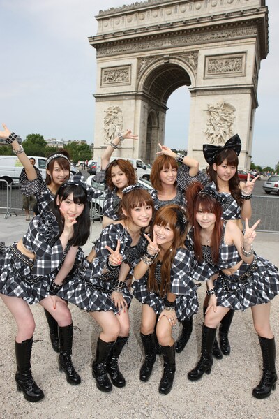 凱旋門の前で記念撮影。