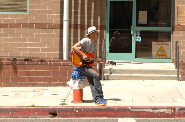 LAの街にたたずむトータスの姿をとらえた映画「Myway Highway」キービジュアル。