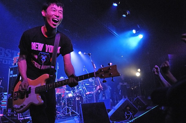 難波章浩はこの「ロック・スティッチ」参加のタイミングで、エイベックス・マネジメントと専属契約を交わしている。