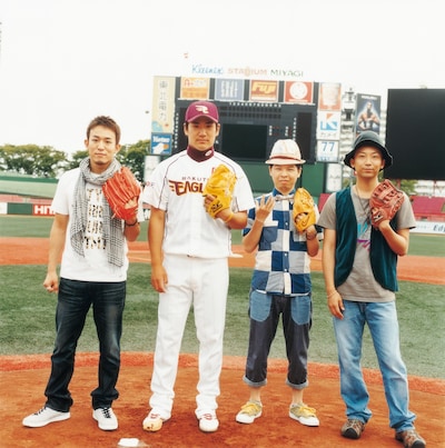 球場に勢ぞろいした4人。