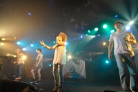 キヨサク（MONGOL800）、Salyu、SHOCK EYE（湘南乃風）とともに「Life is beautiful feat. キヨサク from MONGOL800, Salyu, SHOCK EYE from 湘南乃風」を歌うMiss Monday。