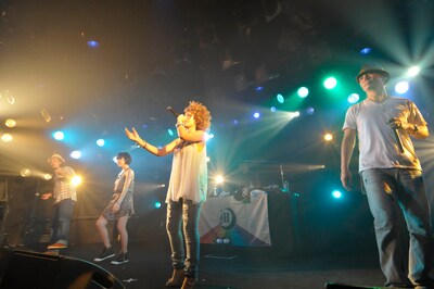 キヨサク（MONGOL800）、Salyu、SHOCK EYE（湘南乃風）とともに「Life is beautiful feat. キヨサク from MONGOL800, Salyu, SHOCK EYE from 湘南乃風」を歌うMiss Monday。