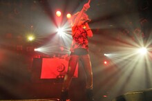 熱いパフォーマンスで観客を煽るMiss Monday。