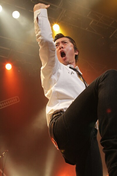 「雨、なんとかなったろ？ 帰りは雨でもどうせ（ここで）ビショ濡れになるし、いいだろ！ しかし、こんなに人集まってどうすんの？」とうれしそうに満員の観客を煽るボーカル増子直純。最後は「今は満タンだろうけど、切れたらまた来い！」と男らしく締めくくった。