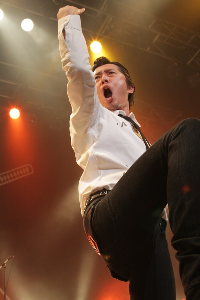 「雨、なんとかなったろ？ 帰りは雨でもどうせ（ここで）ビショ濡れになるし、いいだろ！ しかし、こんなに人集まってどうすんの？」とうれしそうに満員の観客を煽るボーカル増子直純。最後は「今は満タンだろうけど、切れたらまた来い！」と男らしく締めくくった。