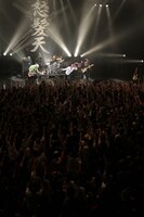 不安定な天気の中、新木場STUDIO COASTに集まった2300名の怒髪ファン。