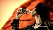 CMの1シーン。シングル「BANG THE BEAT」の初回限定盤付属DVDにはこれら2作品のCM映像、およびメイキング映像も収録される。